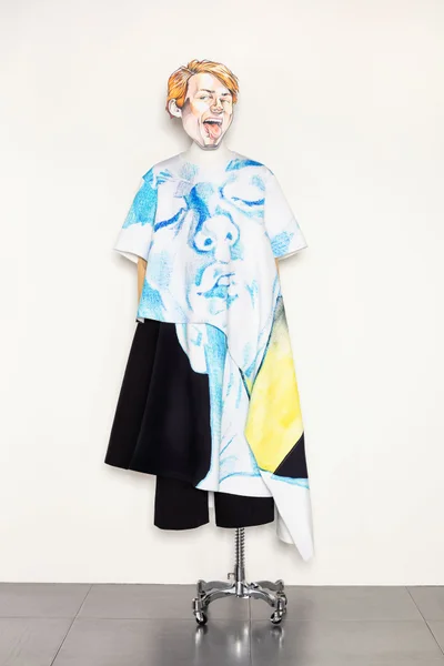 Look 16